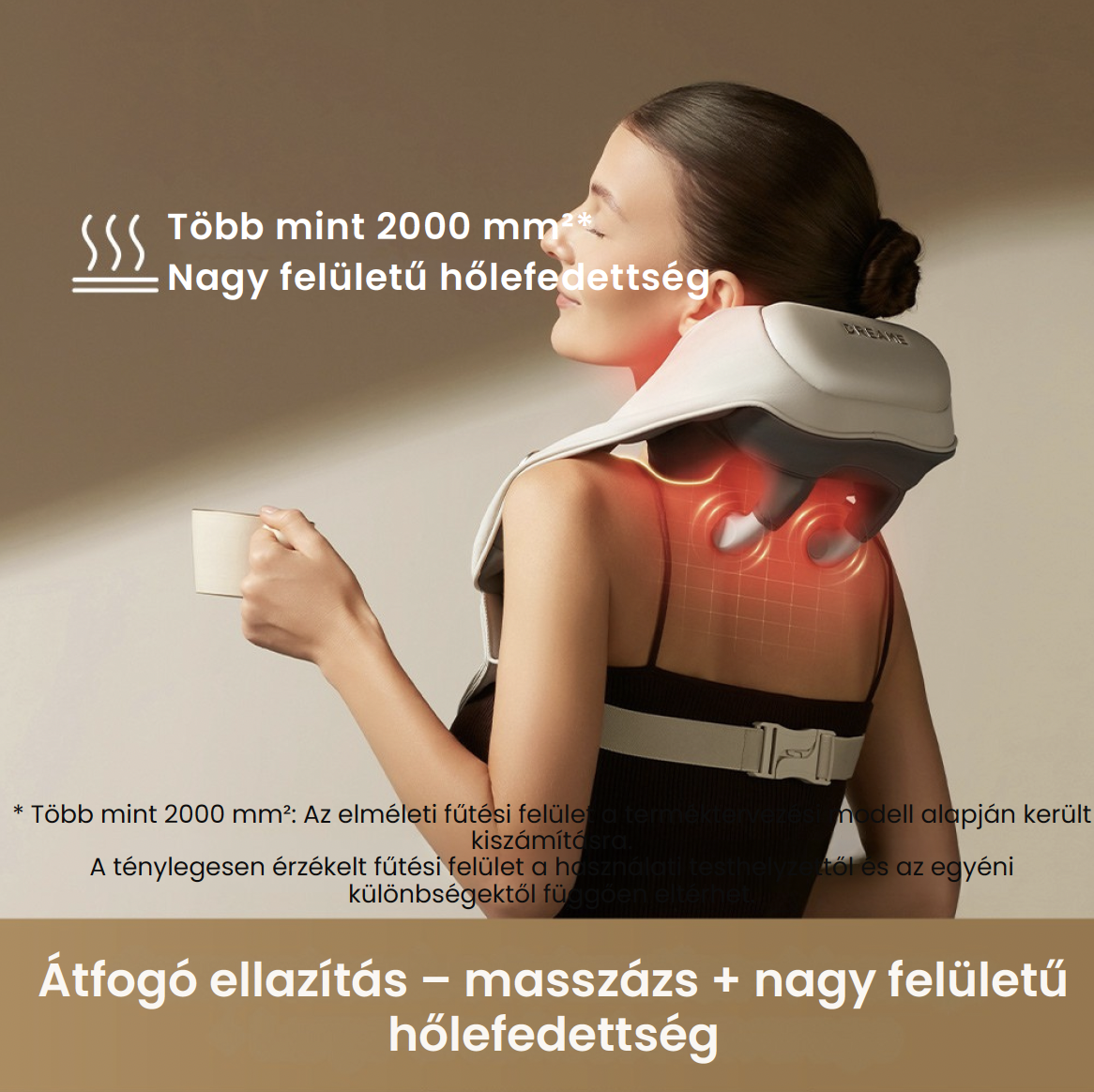 Egy nő egy csészét tart, miközben fűtéses nyakmasszírozót visel.
