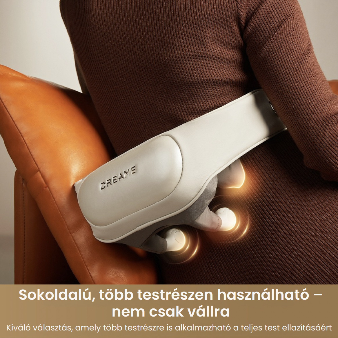 Egy barna széken ülő személy egy bézs Dreame masszírozót használ a hátán.