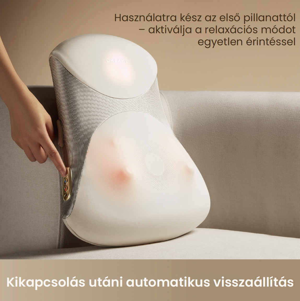 Egy kéz megnyomja egy fehér masszázspárna oldalsó gombját a kanapén.