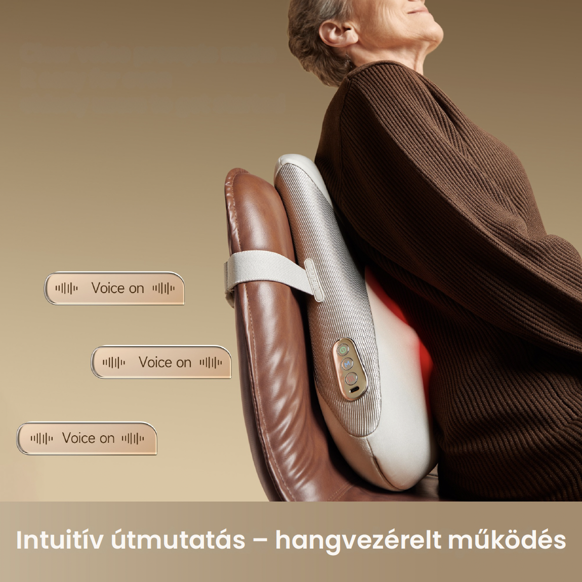 Egy személy egy széken ül, háttámla masszírozó párnával és hangvezérlés ikonokkal.