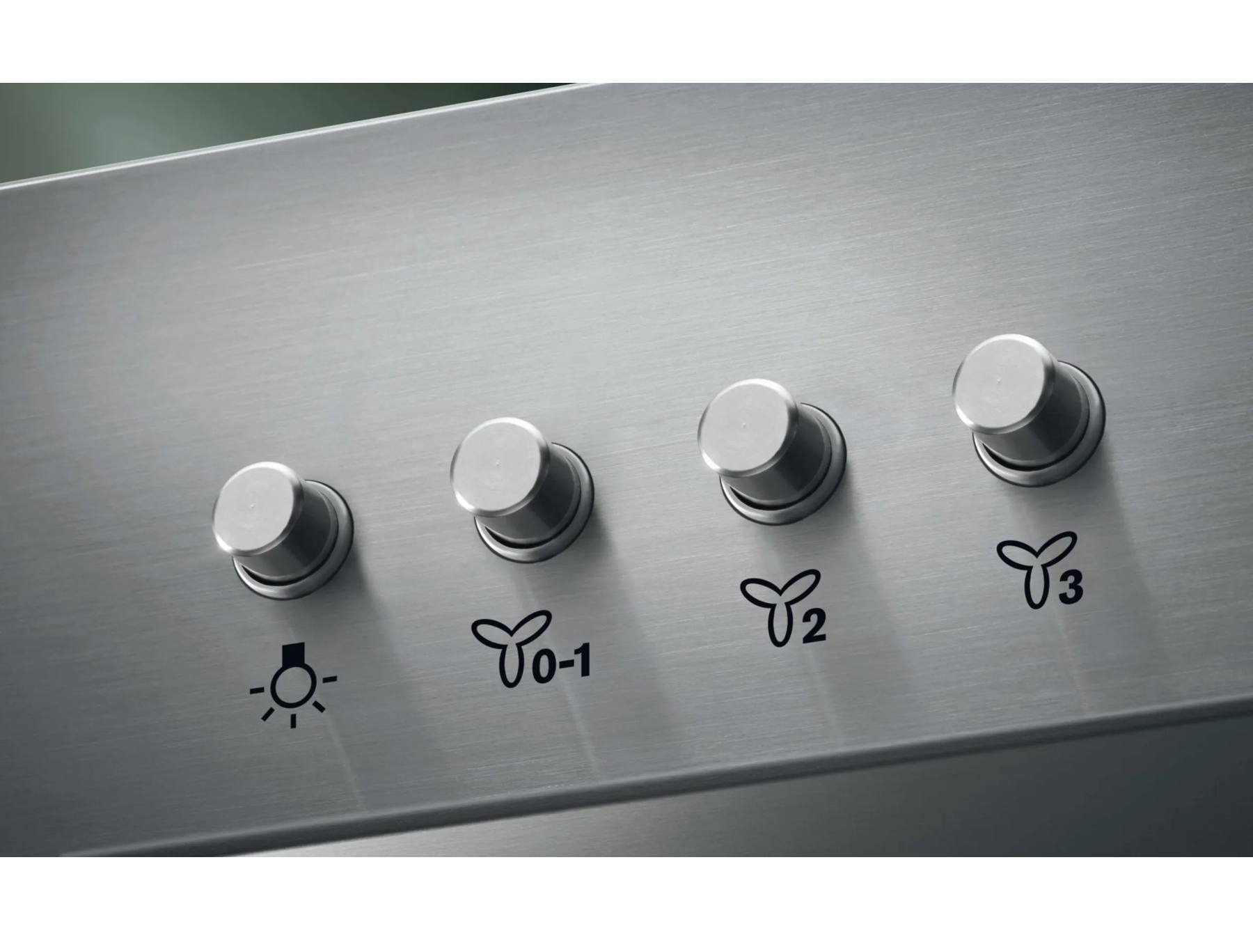Pannello di controllo in acciaio inossidabile con quattro manopole metalliche rotonde e icone nere.