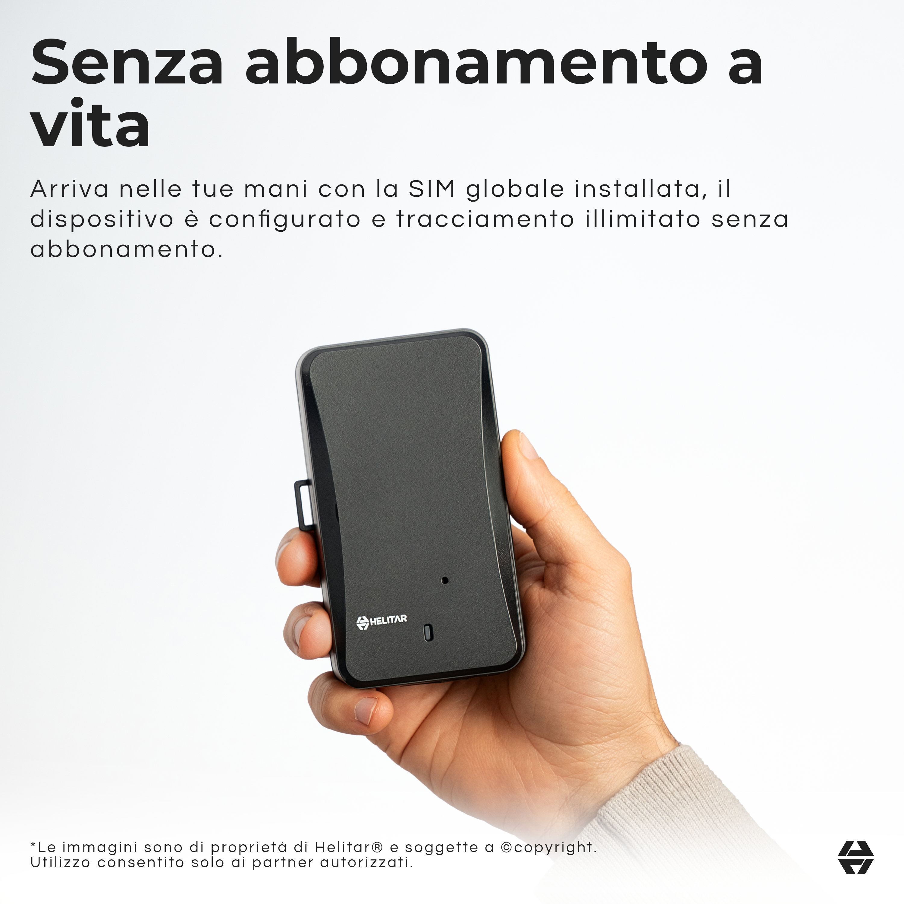 Una mano tiene un dispositivo nero Helitar su sfondo bianco con testo in italiano.