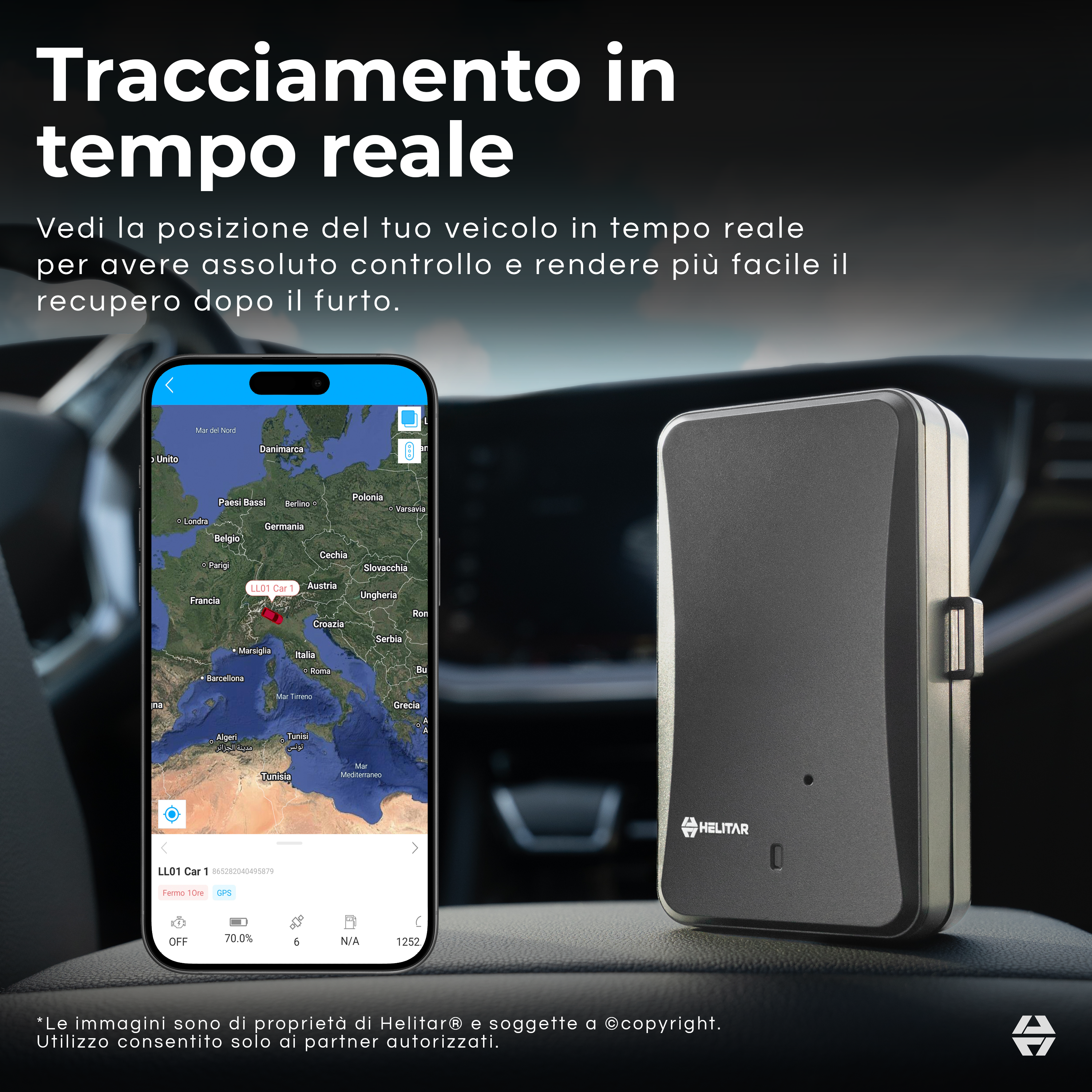 Un localizzatore GPS su un sedile auto accanto a uno smartphone con un'app di tracciamento e testo in italiano.