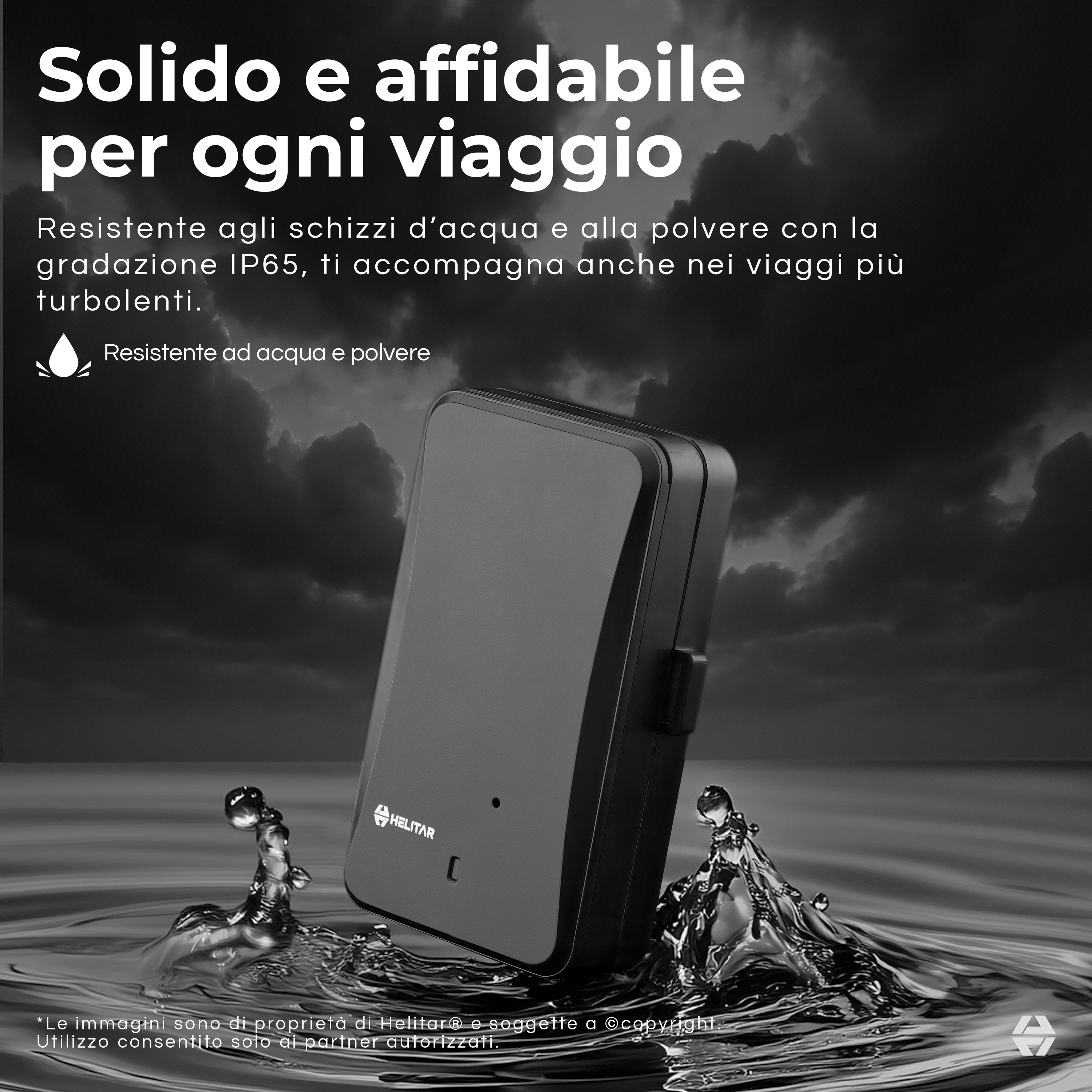 Un dispositivo Helitar nero e impermeabile si trova nell'acqua zampillante contro un cielo scuro e nuvoloso.