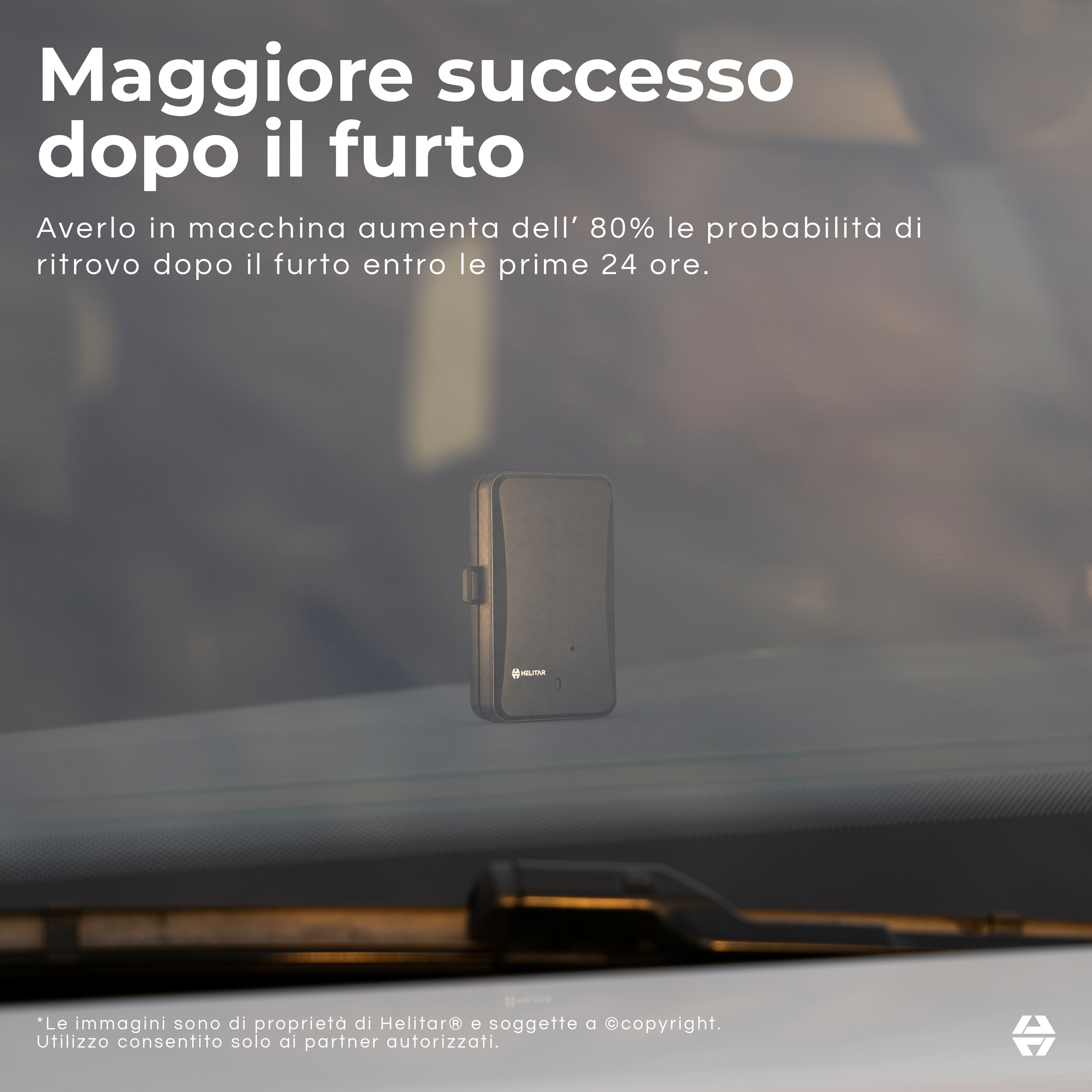Un dispositivo di tracciamento GPS Helitar si trova sul cruscotto di un'auto.