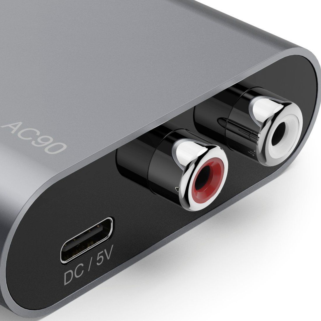 Szare urządzenie AC90 z portem USB-C dla DC/5V i dwoma gniazdami audio RCA.