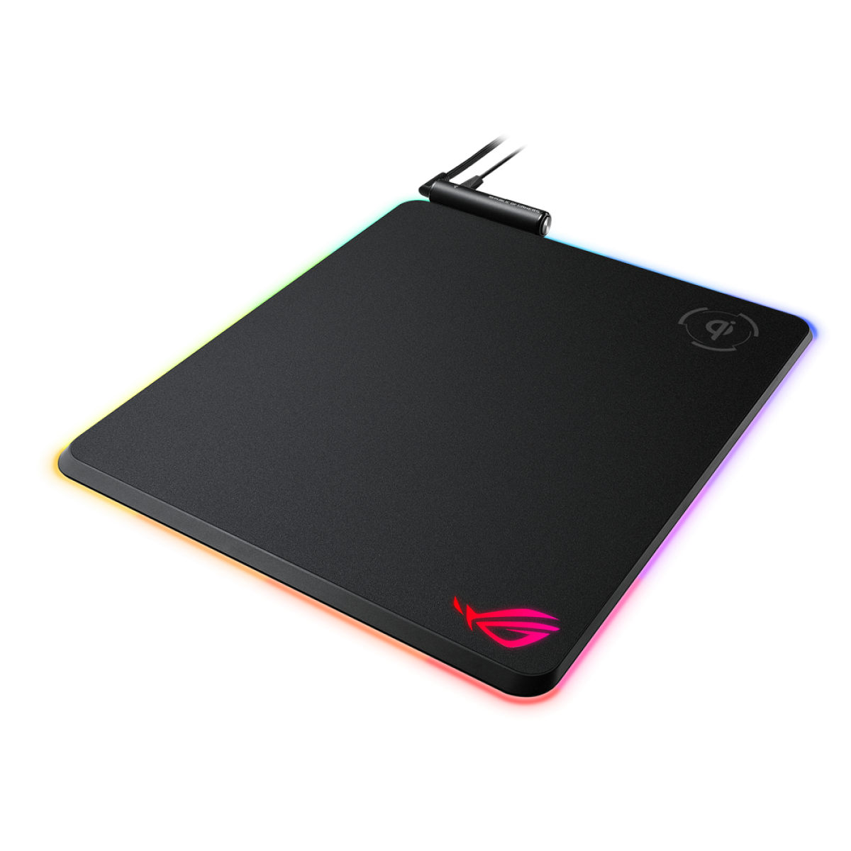 Una alfombrilla de ratón negra con iluminación RGB, zona de carga Qi y un logotipo rojo sobre fondo blanco.