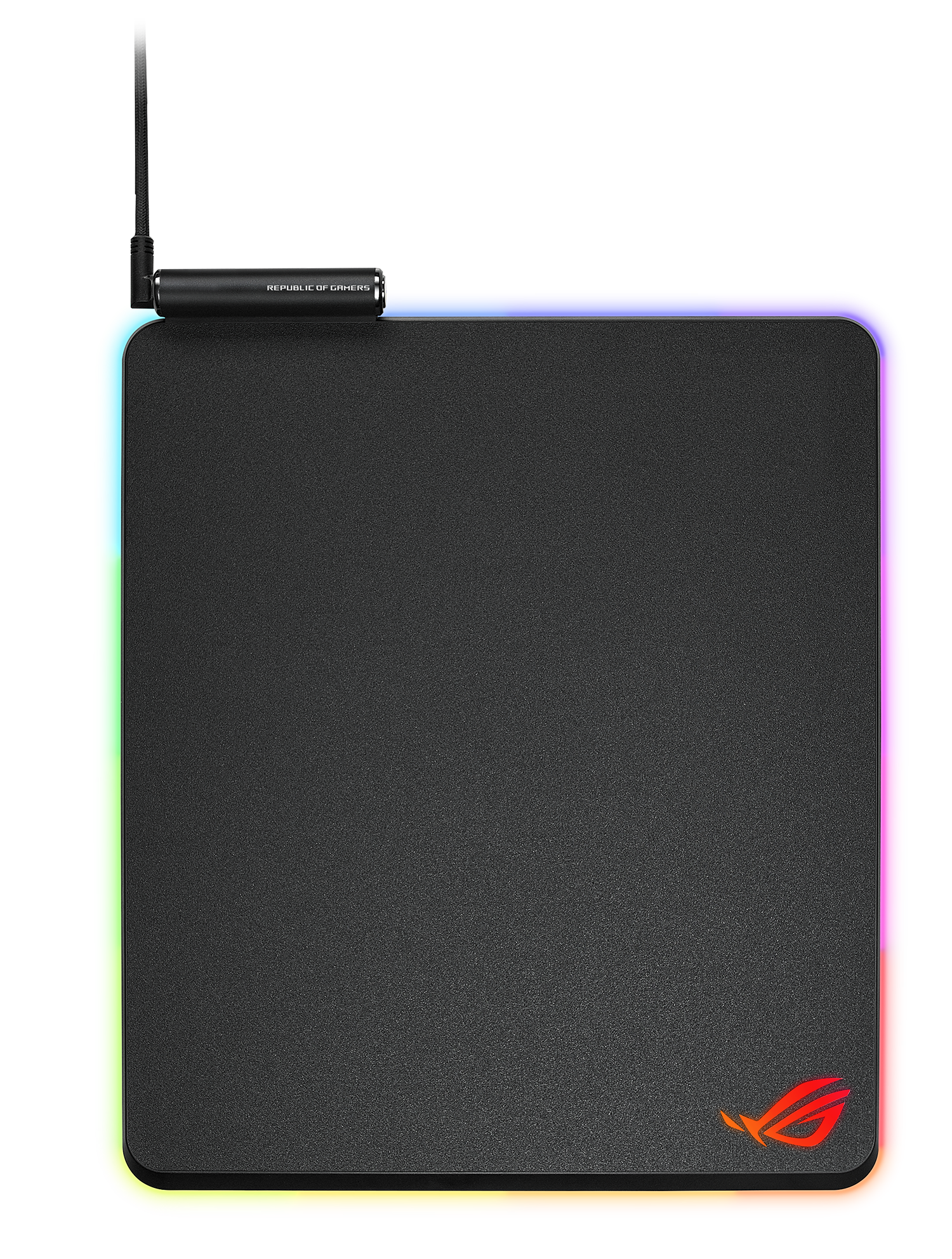 Una alfombrilla de ratón negra con iluminación RGB en los bordes, una carcasa con marca en la parte superior y un cable conectado.