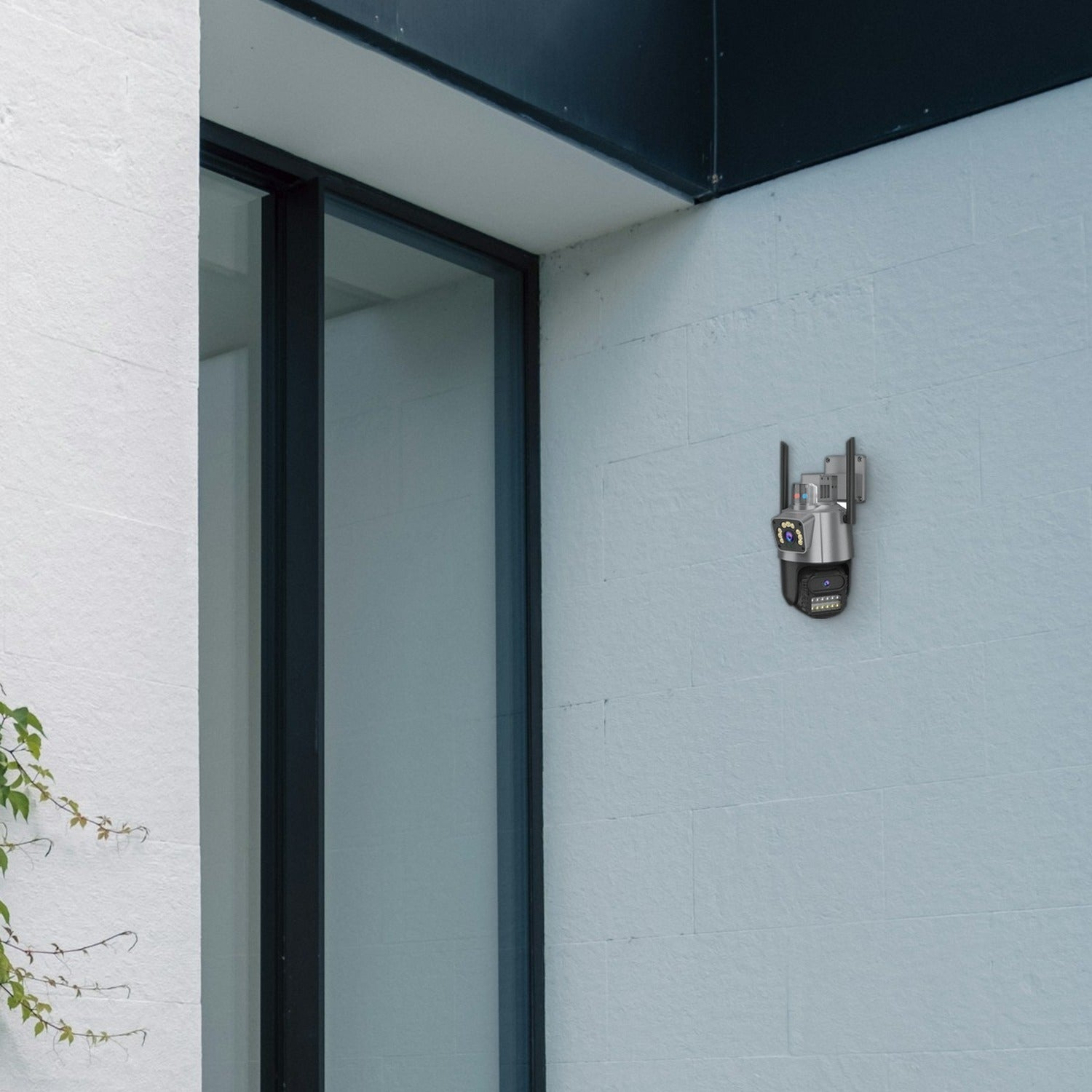 Una telecamera di sicurezza è montata su una parete azzurra accanto a una porta a vetri.