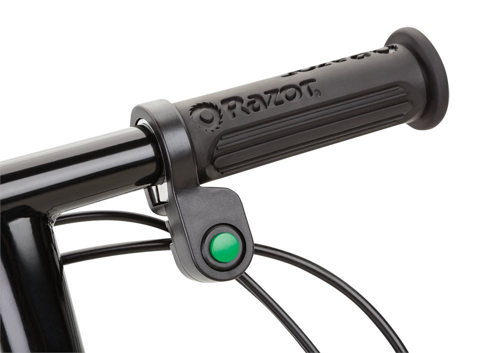 Primo piano di una manopola per manubrio Razor nera con un piccolo pulsante verde.