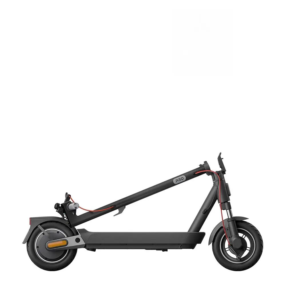 Un monopattino elettrico nero con manubrio piegato su sfondo bianco.