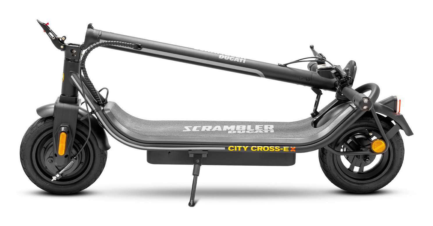 Un monopattino elettrico nero Ducati City Cross-E piegato su sfondo bianco, con cavalletto.