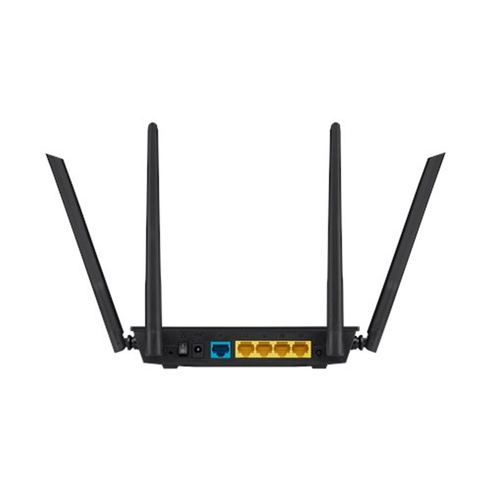 Achteraanzicht van een zwarte router met vier antennes en verschillende poorten op een witte achtergrond.