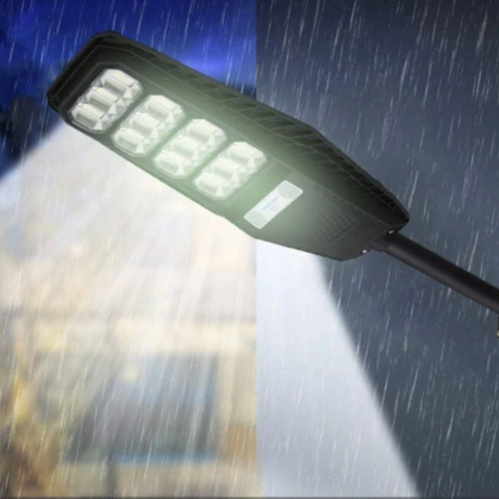 Un lampione a LED luminoso illumina durante una notte piovosa.