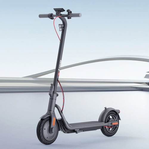 Un patinete eléctrico gris oscuro sobre un fondo claro y moderno con un puente.