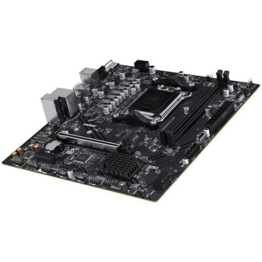 Placa base de computadora negra con zócalo de CPU, ranuras de RAM y conectores plateados.