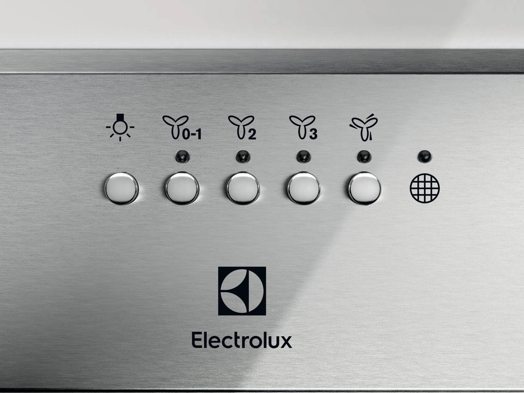 Panel de control de campana extractora de acero inoxidable con botones redondos, luces indicadoras y el logotipo.