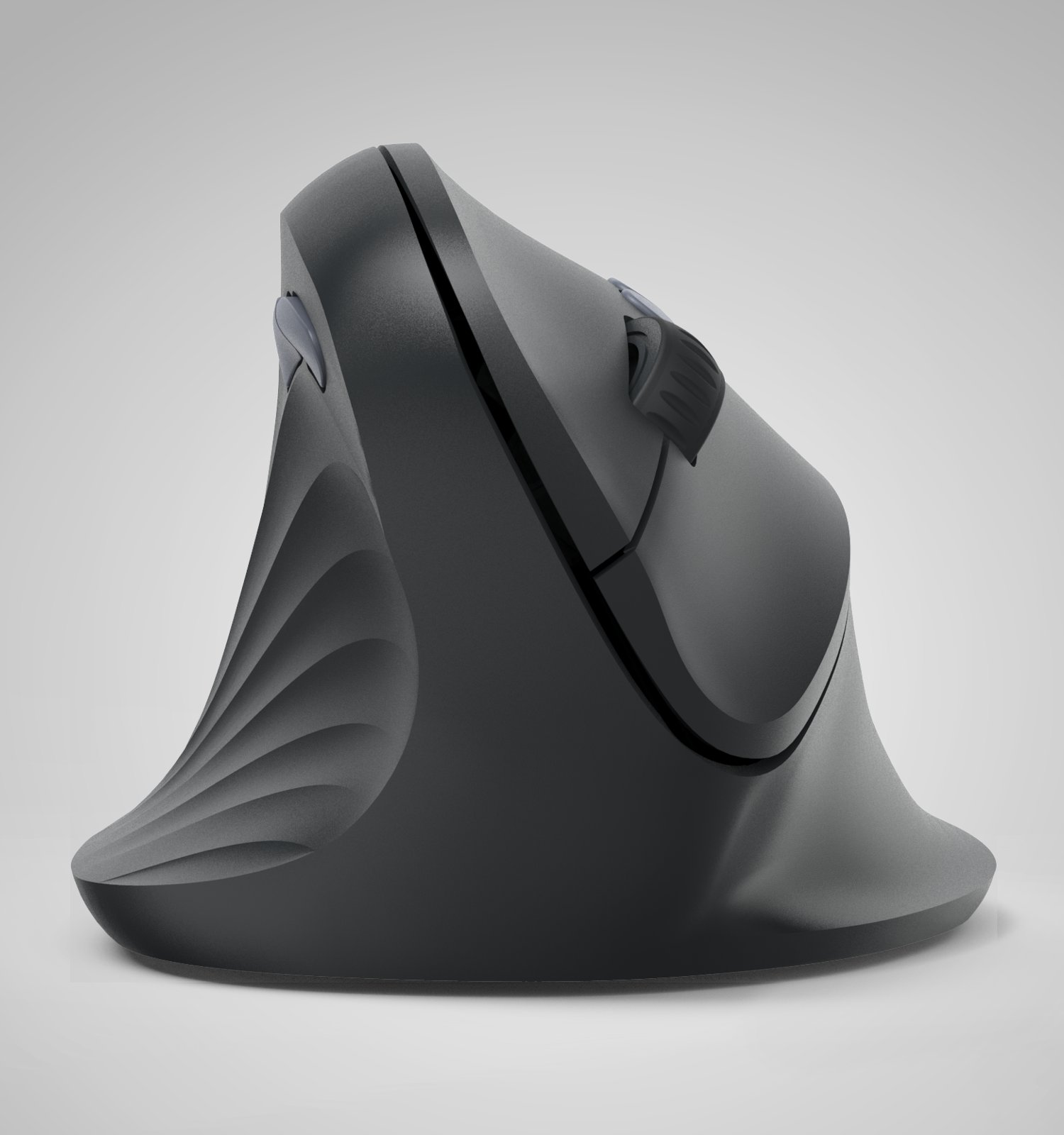 Un ratón vertical ergonómico negro sobre fondo gris claro, destacando su forma contorneada.