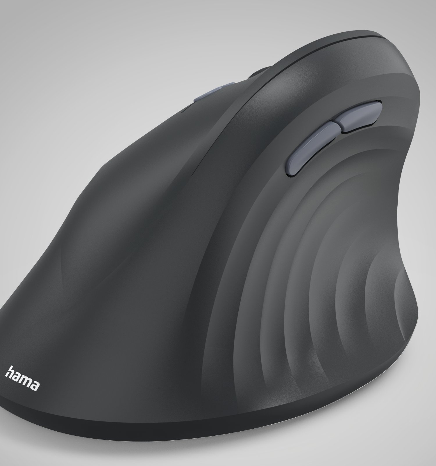 Un ratón de ordenador vertical ergonómico negro de Hama sobre fondo gris claro, visto de lado.