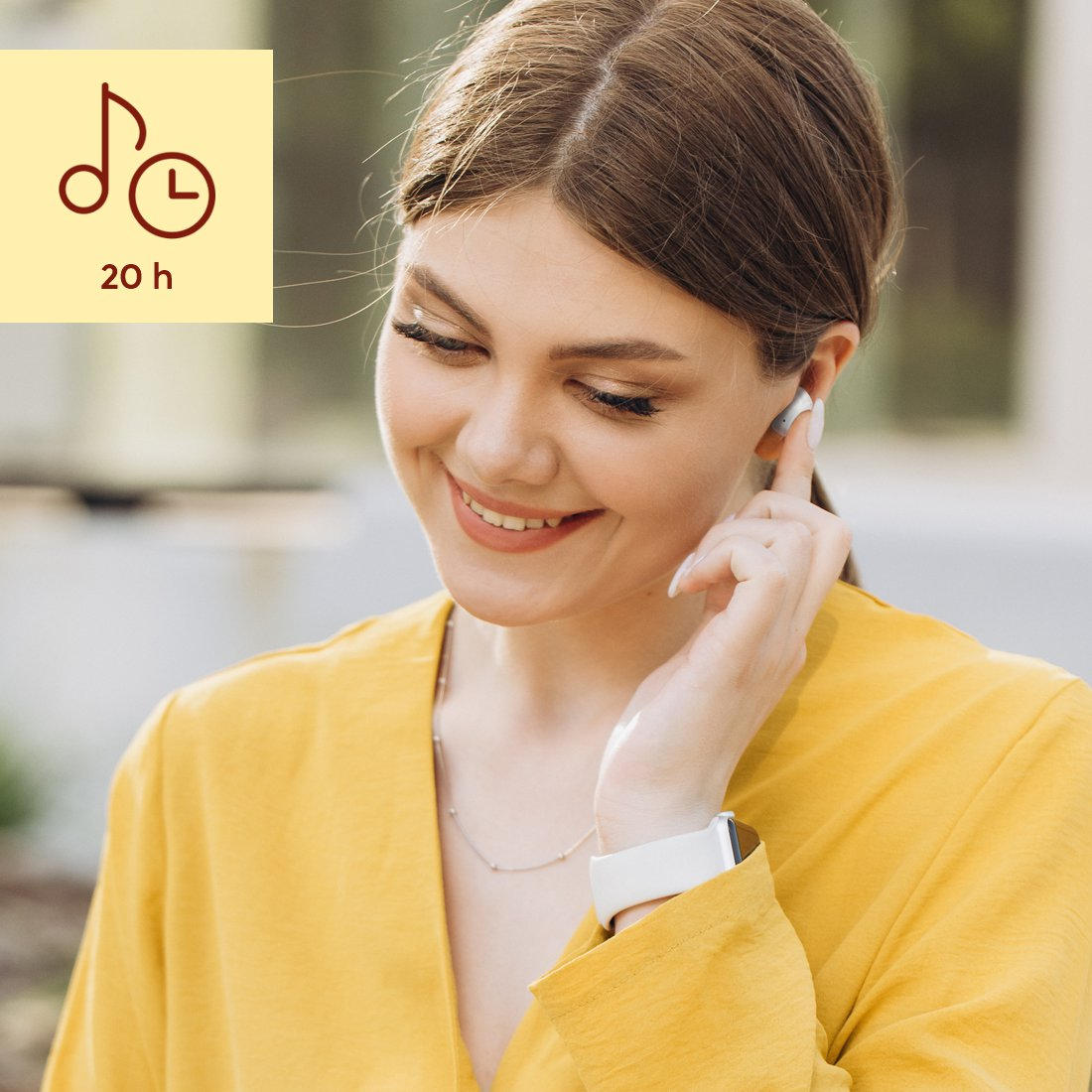 Eine lächelnde Frau in gelber Kleidung trägt weiße Ohrhörer und eine Armbanduhr, im Hintergrund ein Musiksymbol.