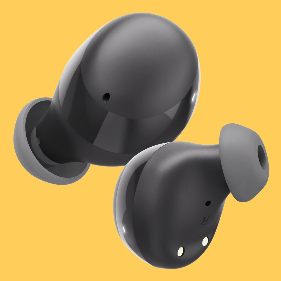 Zwei schwarze In-Ear-Kopfhörer mit grauen Silikonaufsätzen vor gelbem Hintergrund.