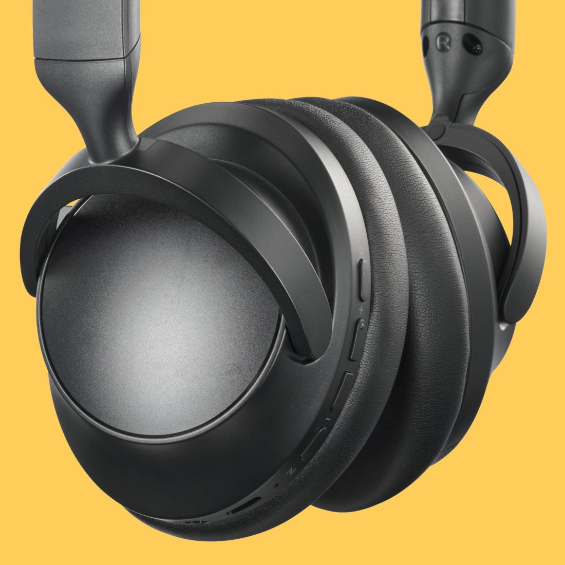 Schwarze Over-Ear-Kopfhörer mit Lederpolstern auf gelbem Hintergrund.