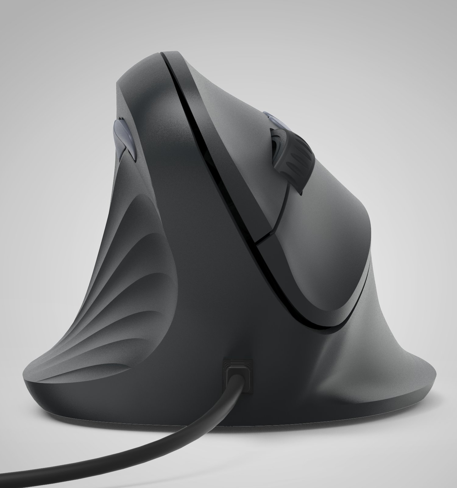 Un ratón de ordenador vertical ergonómico negro con cable, visto de lado sobre un fondo gris claro.