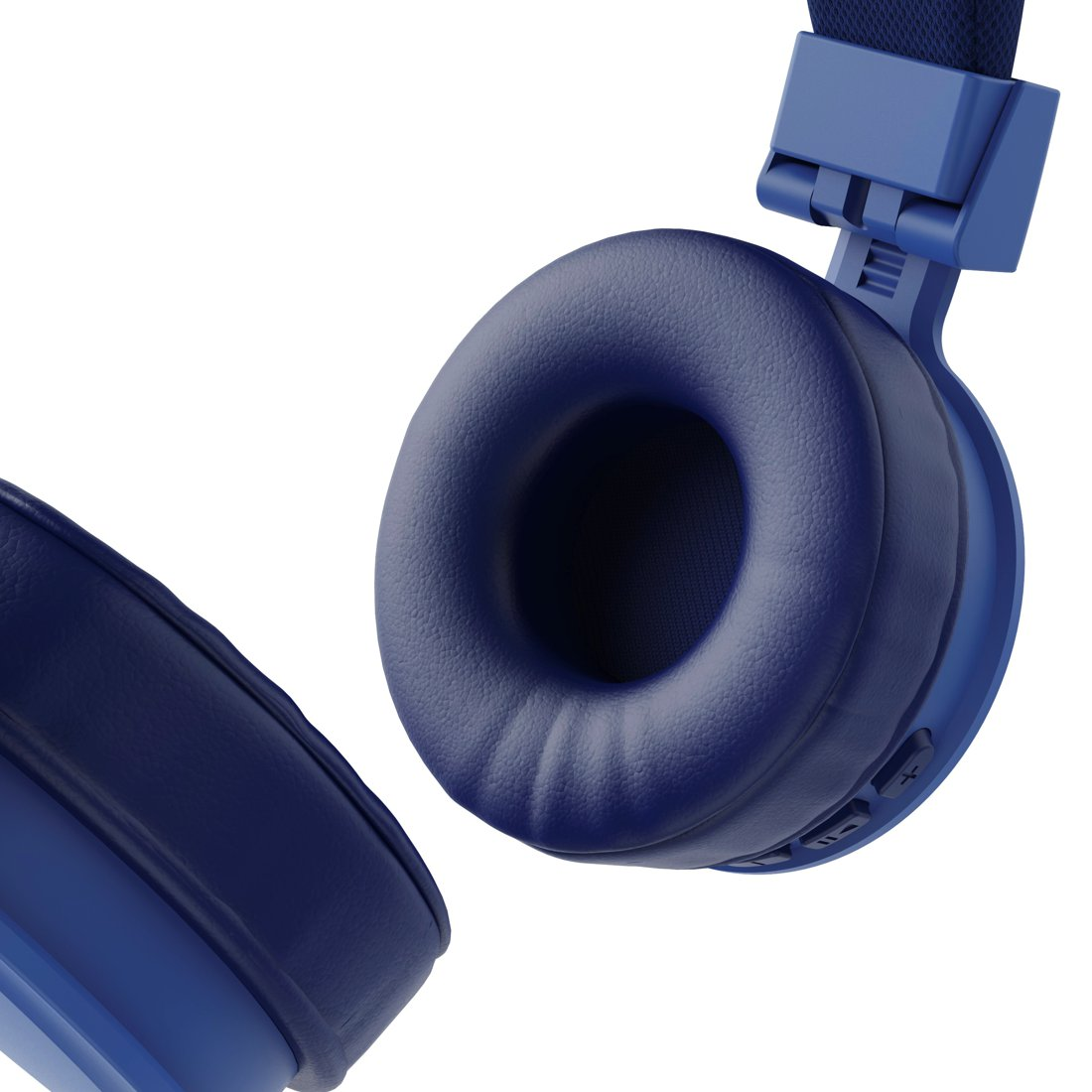 Blaue On-Ear-Kopfhörer mit weichen Ohrpolstern und Kontrollknöpfen, isoliert vor weißem Hintergrund.
