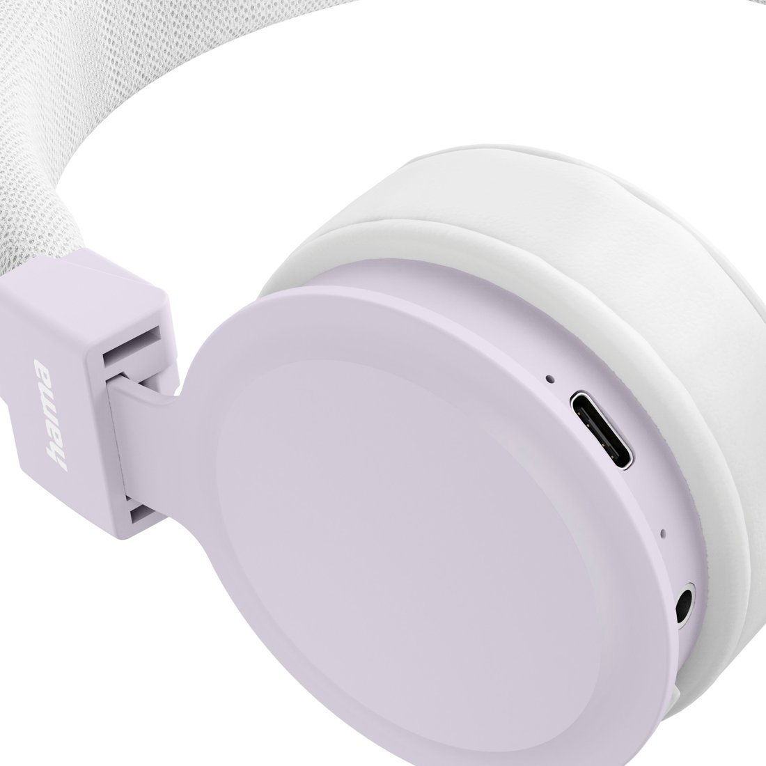Nahaufnahme der linken Ohrmuschel eines hellvioletten Kopfhörers mit USB-C-Anschluss.