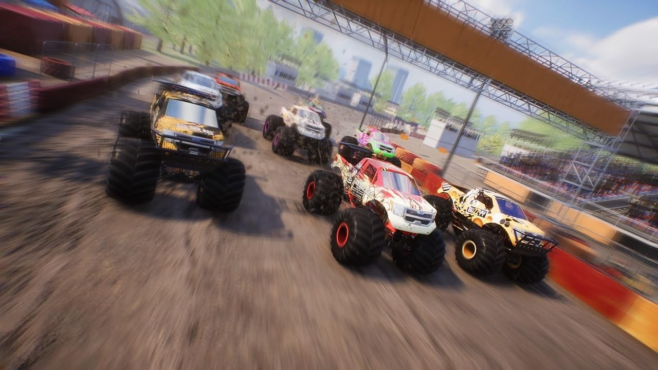 Mehrere Monster-Trucks racen auf einer staubigen Rennbahn mit Zuschauern im Hintergrund.
