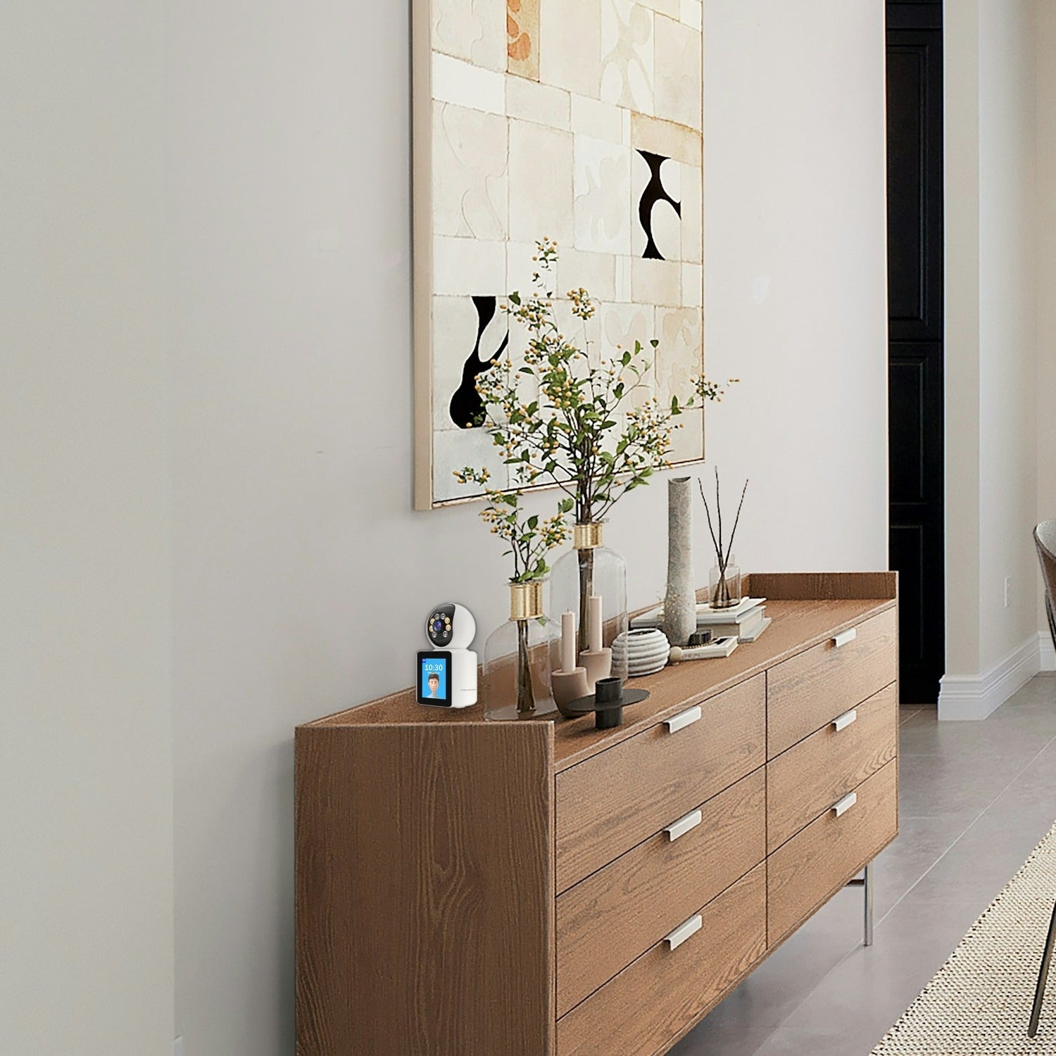 Una pantalla inteligente blanca con cámara se encuentra en una moderna cómoda de madera.