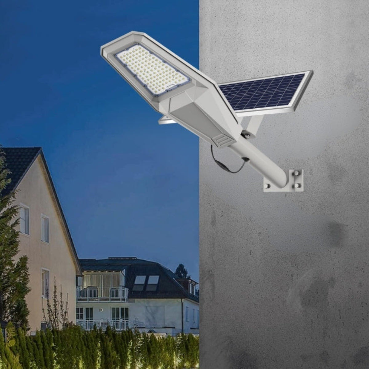 Un lampione solare a LED è montato su un muro di cemento, con case residenziali visibili sullo sfondo.