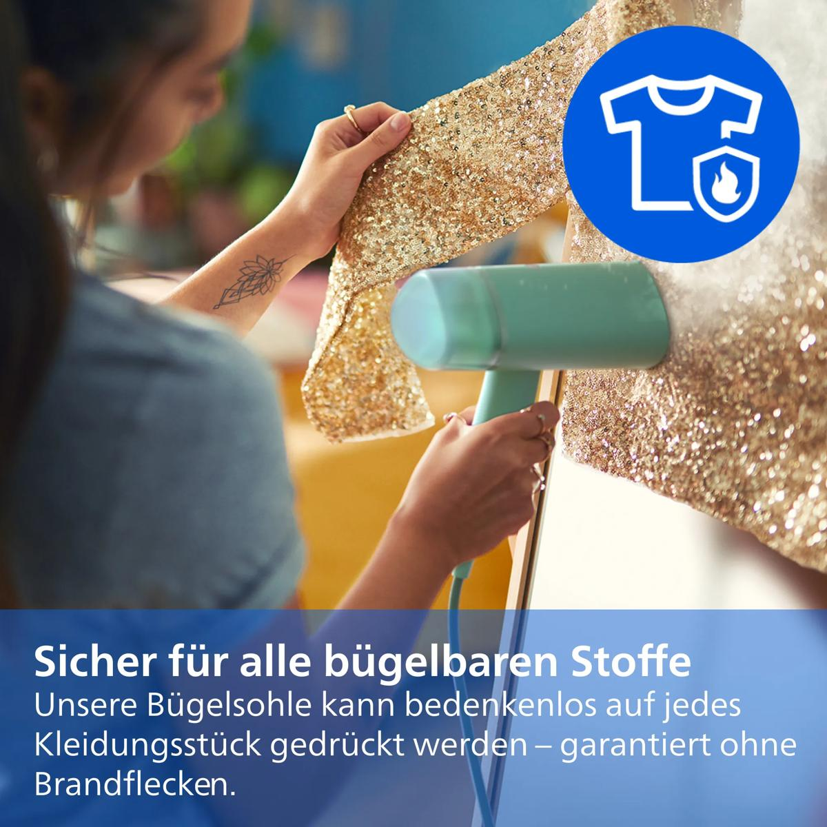 Eine Person benutzt einen Handdampfglätter auf glitzerndem Goldpaillettenstoff.