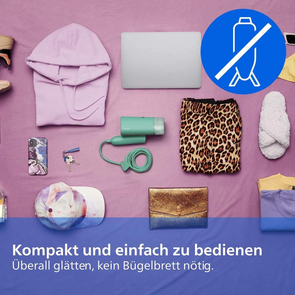 Flach ausgebreitete Kleidung und Zubehör mit einem tragbaren Dampfbügeleisen, Laptop und einem Symbol gegen Bügelbretter.