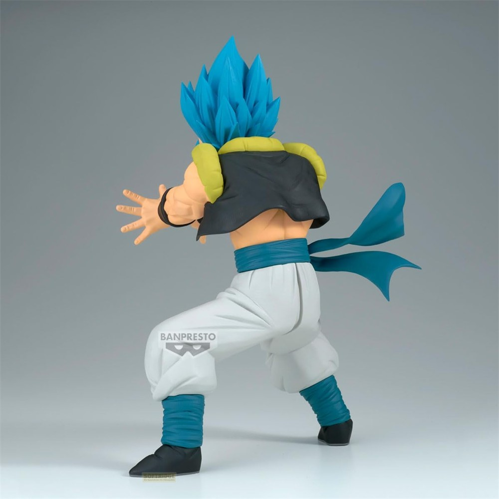 Widok z tyłu figurki Dragon Ball z niebieskimi włosami, czarną kamizelką i białymi spodniami na szarym tle.