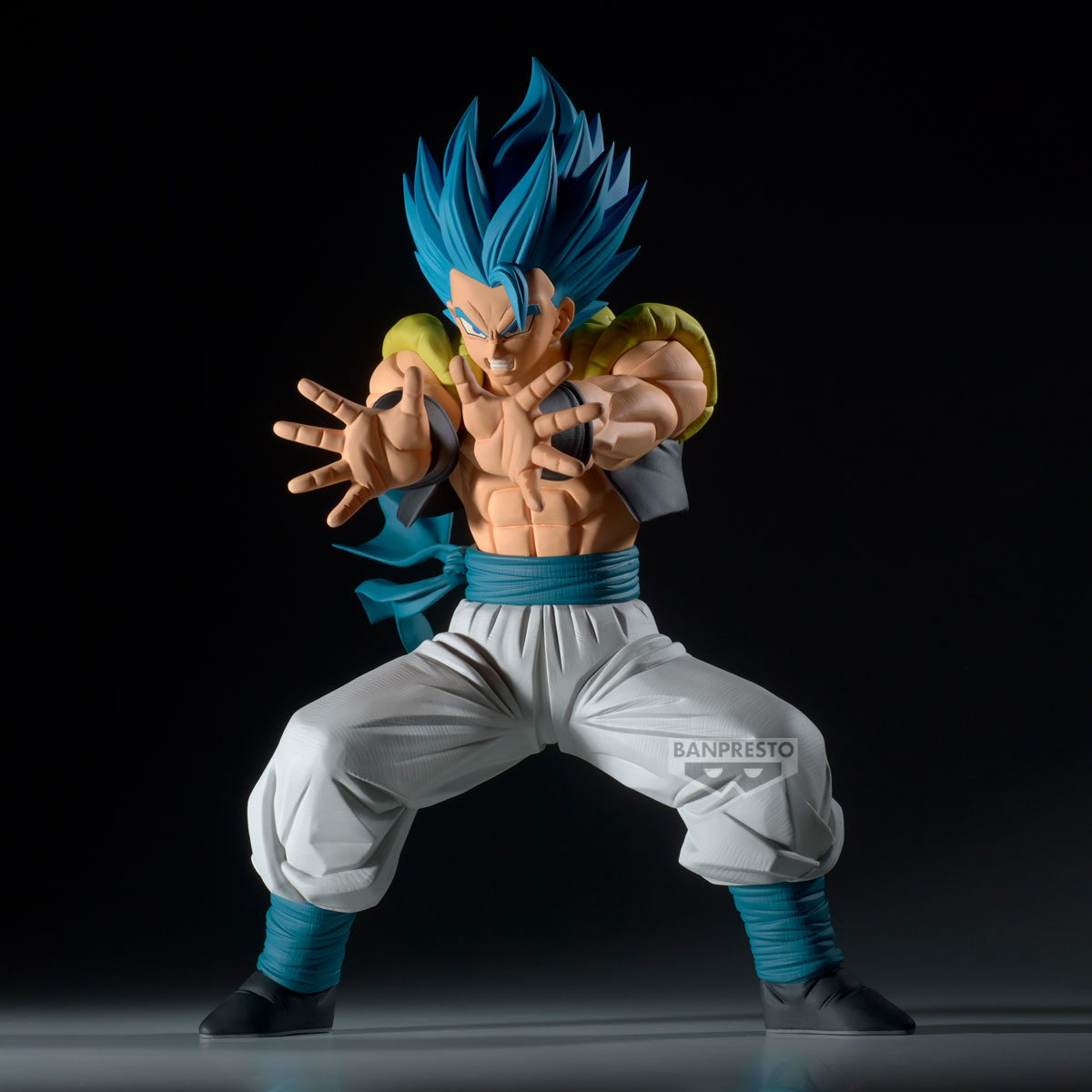 Figura anime Gogeta z niebieskimi wlosami i bialymi spodniami w pozycji bojowej na czarnym tle.