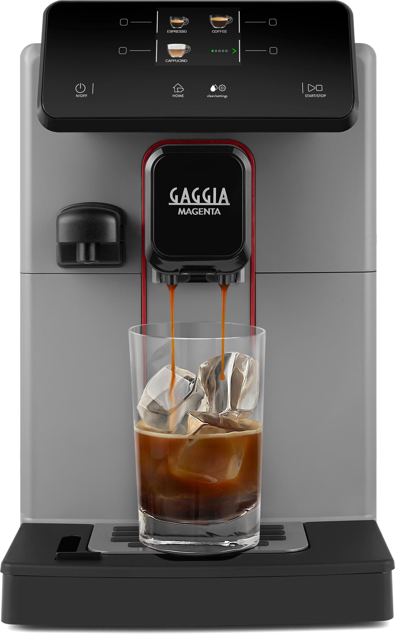 Eine Gaggia Magenta Kaffeemaschine brüht Espresso in ein Glas mit Eiswürfeln.