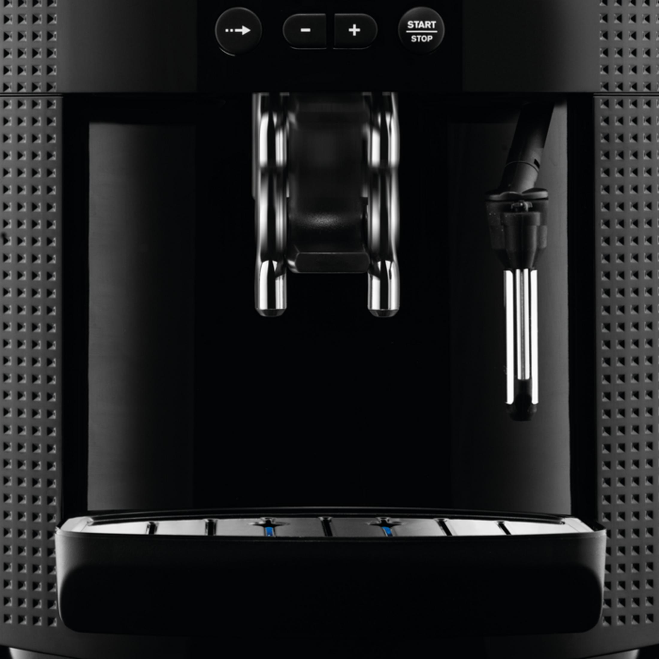 Frontalansicht einer schwarzen Kaffeemaschine mit Chromdüsen, Tasten oben und einer Abtropfschale.