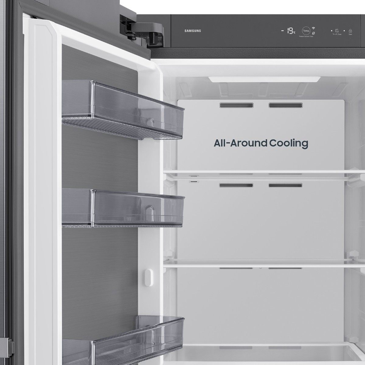 Frigorifero Samsung grigio aperto con scritta All-Around Cooling e ripiani trasparenti.
