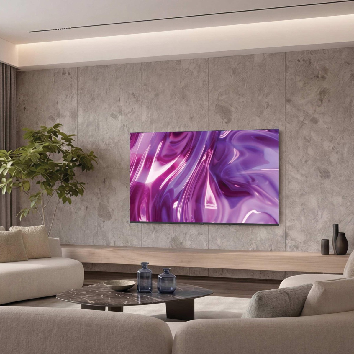 Ein modernes Wohnzimmer mit einem großen Wandfernseher, der abstrakte lila Kunst zeigt, einer Pflanze und Sofas.