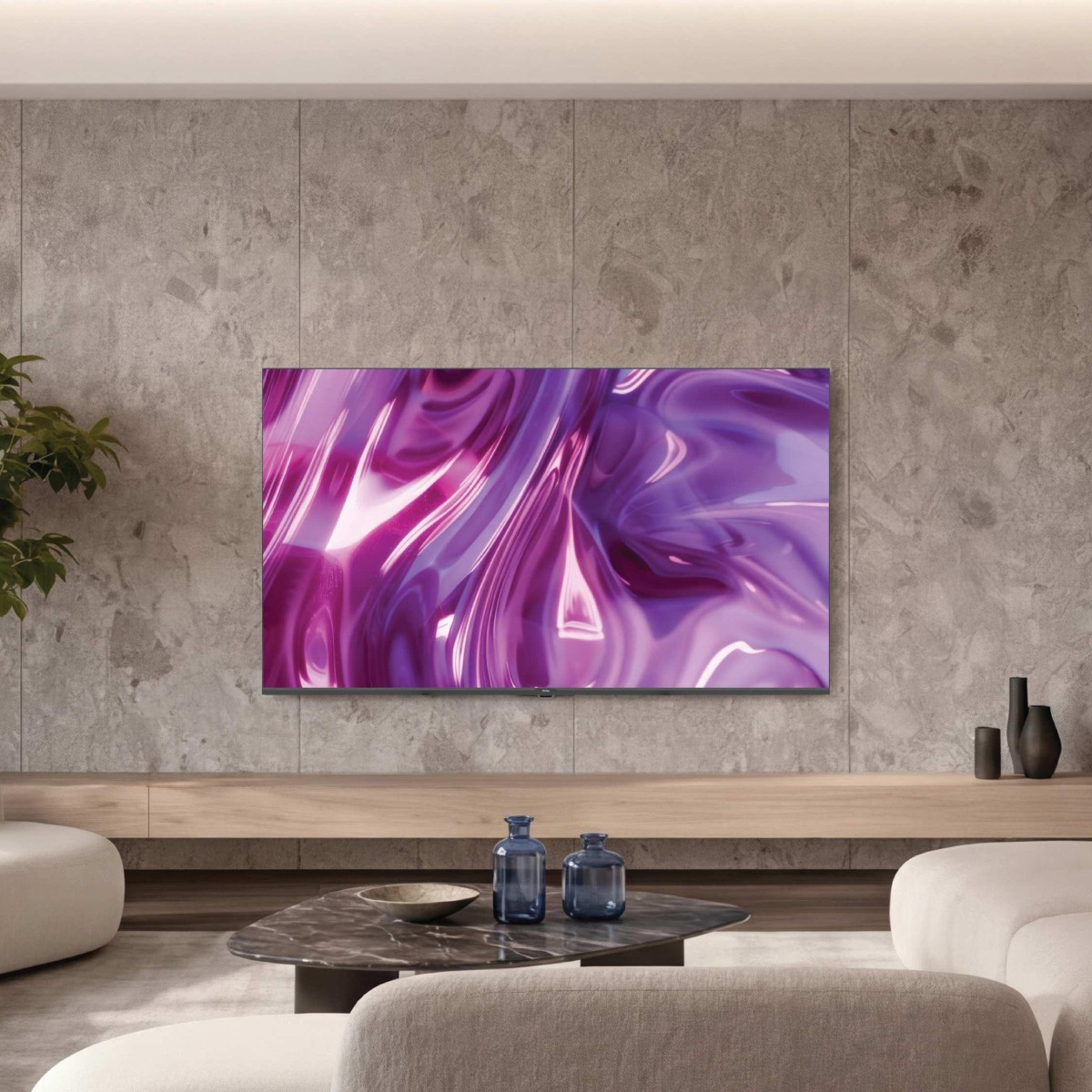 Ein Fernseher mit lila abstraktem Bild hängt an einer grauen Steinwand über einem Holzregal in einem modernen Wohnzimmer.