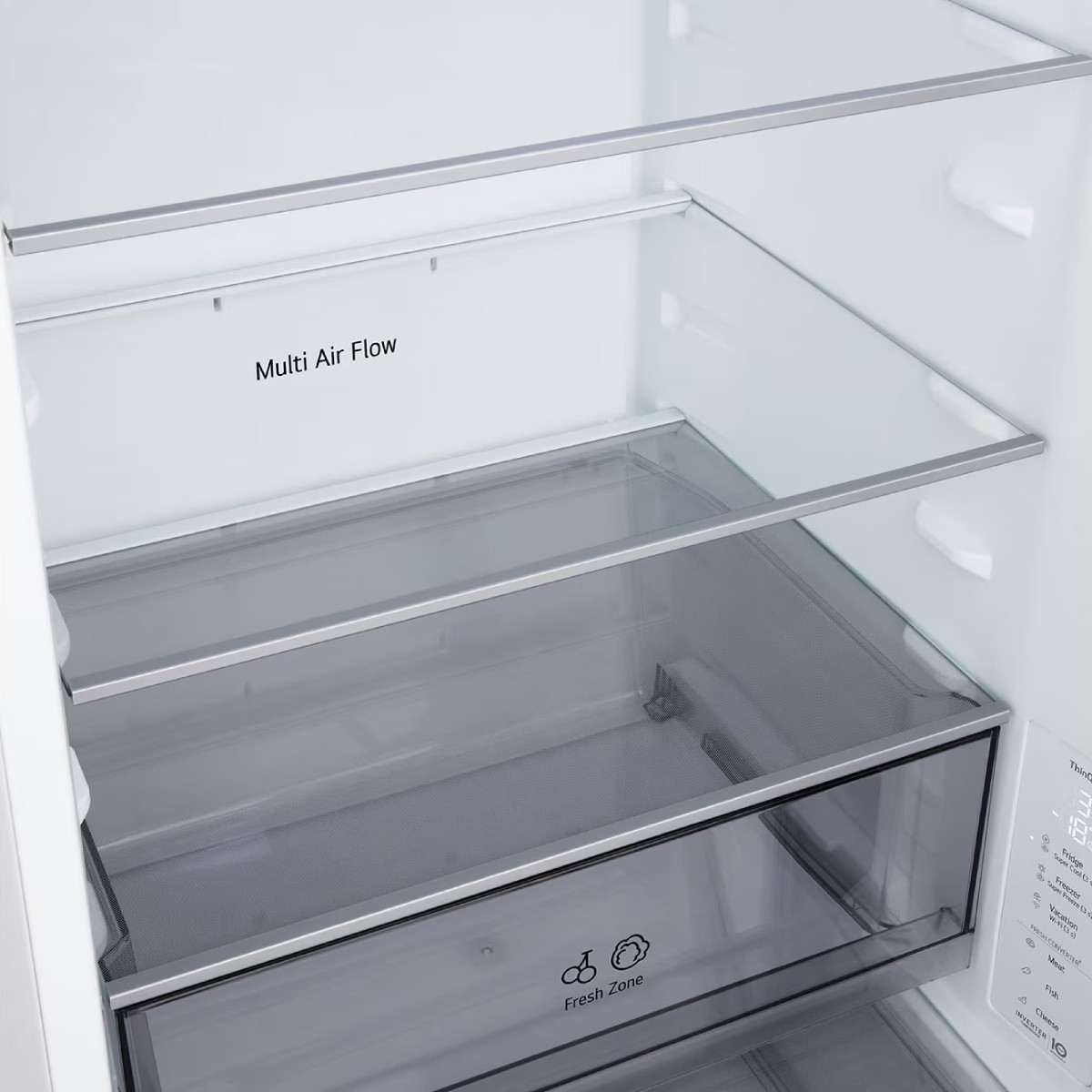 Das Innere eines leeren weißen Kühlschranks mit Glasböden und einer Fresh Zone-Schublade.