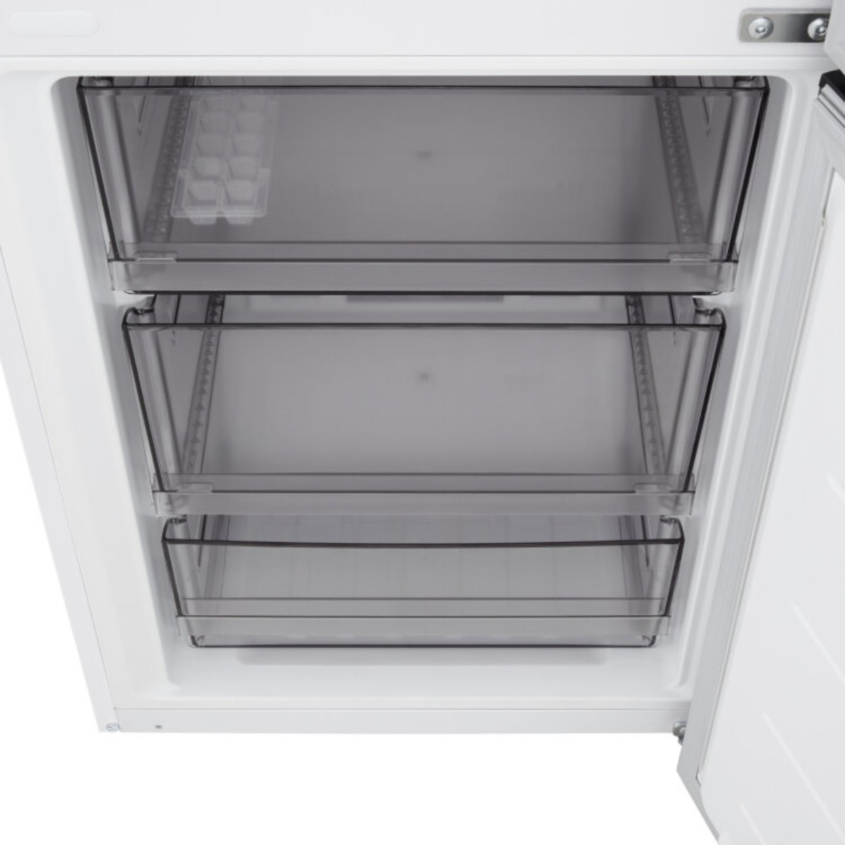 Offener weißer Gefrierschrank mit drei transparenten Schubladen und einem Eiswürfelbehälter.
