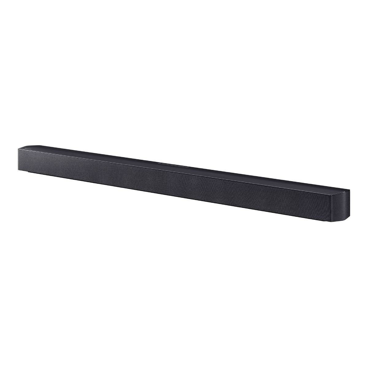 Eine lange schwarze Soundbar ist schräg vor einem weißen Hintergrund zu sehen.