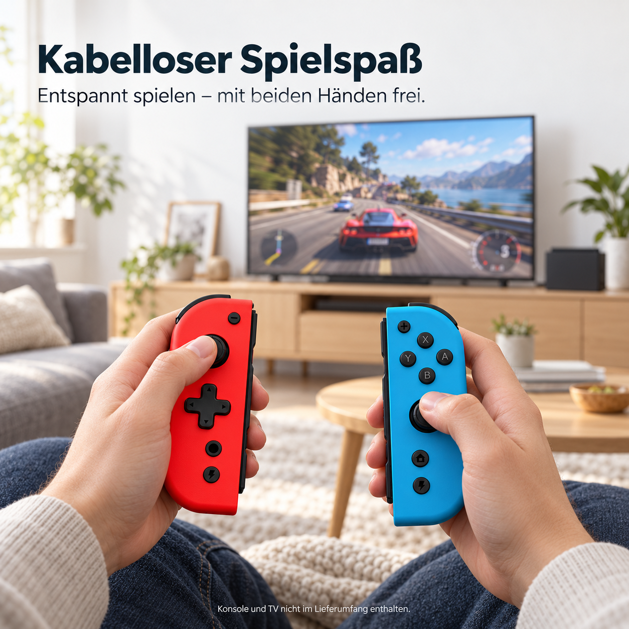 Jemand hält rote und blaue Joy-Con Controller vor einem Fernseher mit Rennspiel.