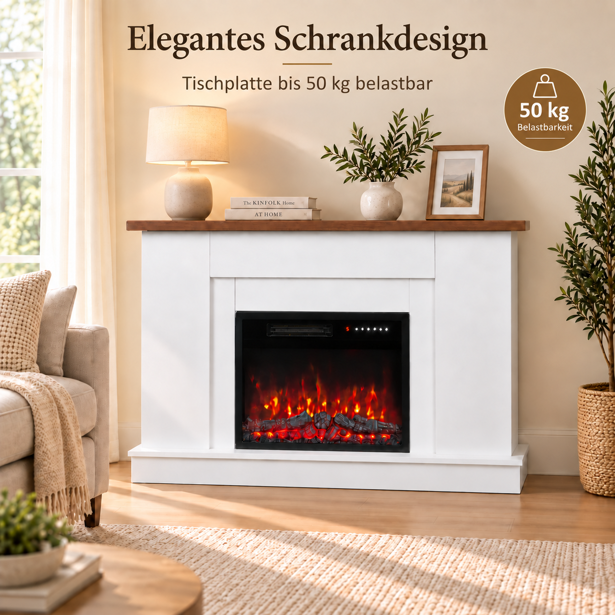 Weißer Elektrokamin mit Holplatte, Lampe, Pflanzen und Dekoration in einem hellen Wohnzimmer.