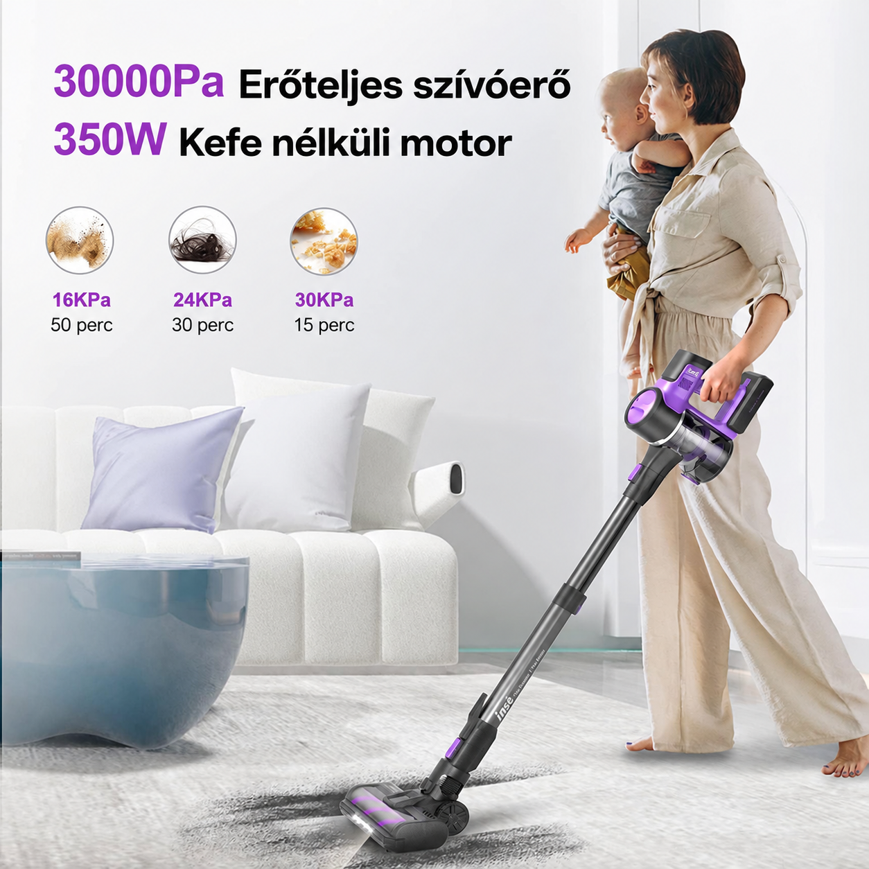 Egy nő gyermeket tartva vezeték nélküli porszívót használ a nappaliban.