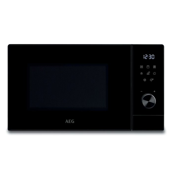 Schwarze AEG Mikrowelle mit digitalem Display und Drehknopf auf weißem Hintergrund.