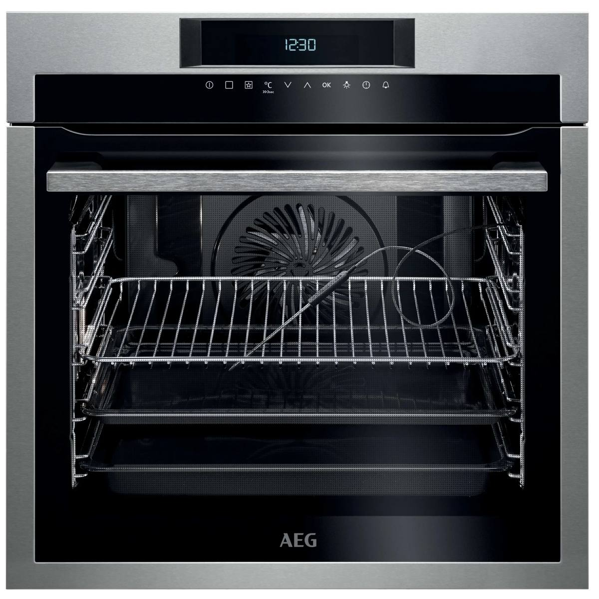 Forno AEG in acciaio inossidabile con porta aperta, griglie, teglie e display digitale che mostra le 12:30.