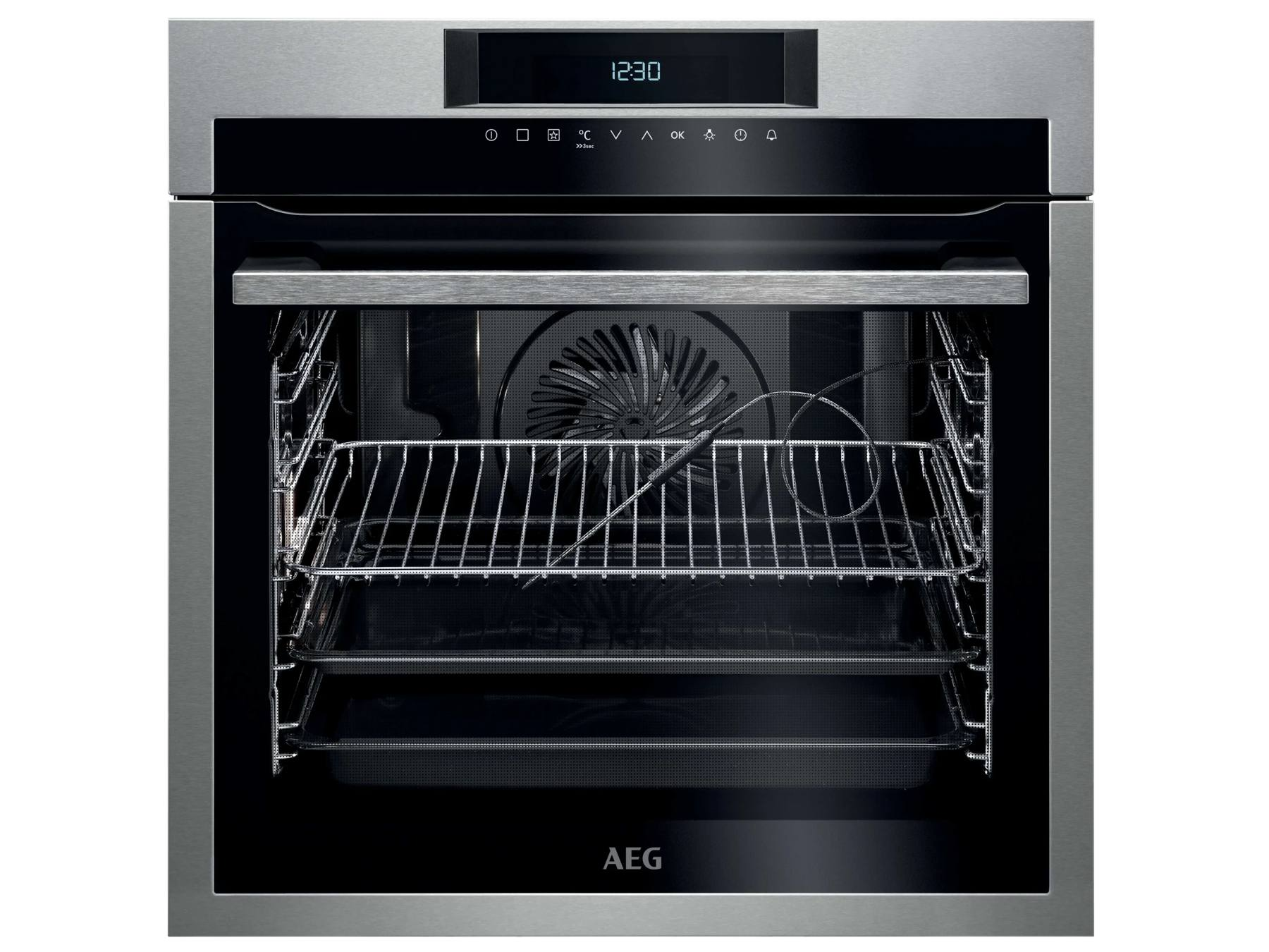 Un forno in acciaio inox con interno illuminato, griglia metallica e pannello di controllo.